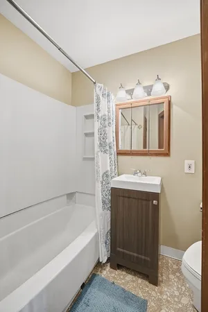 $1,450 | 658 Main Street, Unit 2, West Springfield, MA 01089