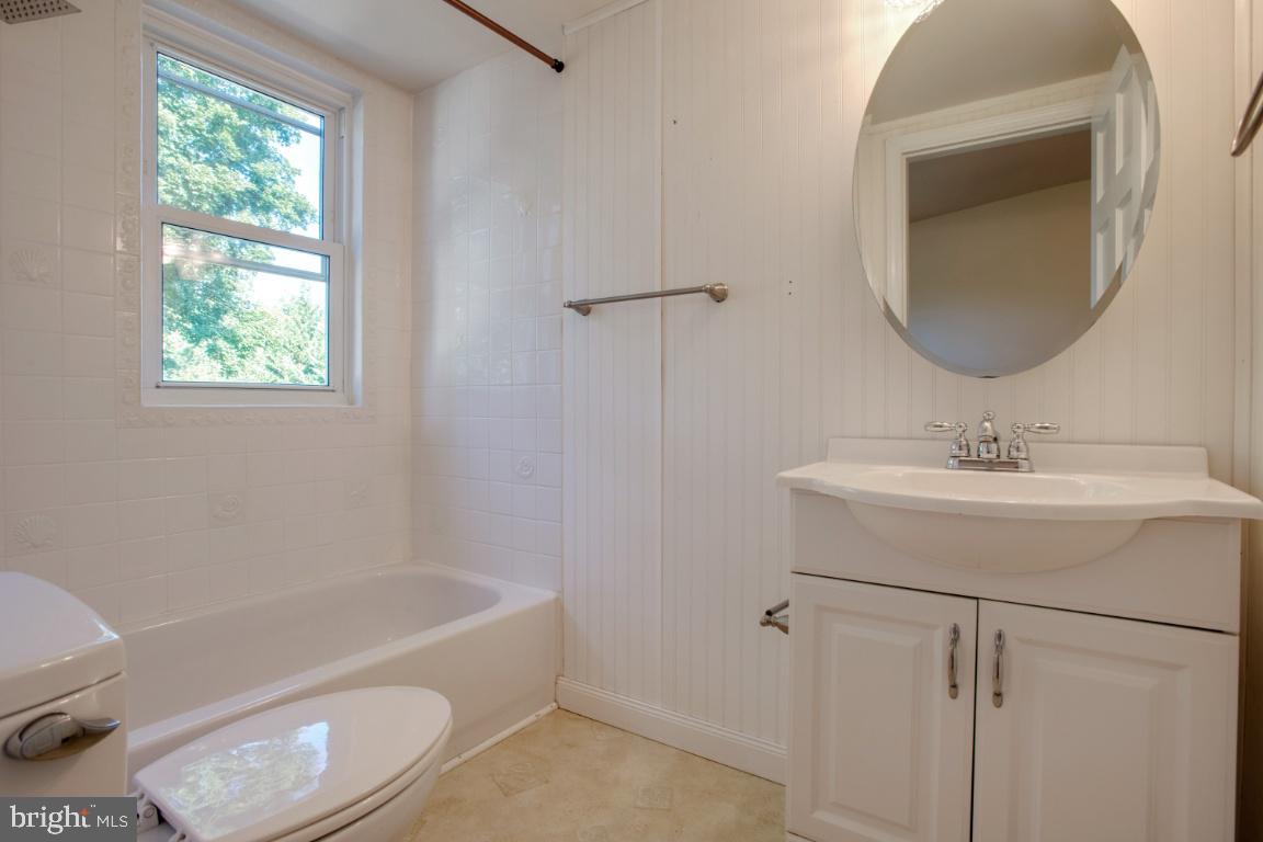 1136 South Blue Ridge Avenue Culpeper, VA 22701 - Photo 21 of 38 Upstairs hall bath with tub and shower