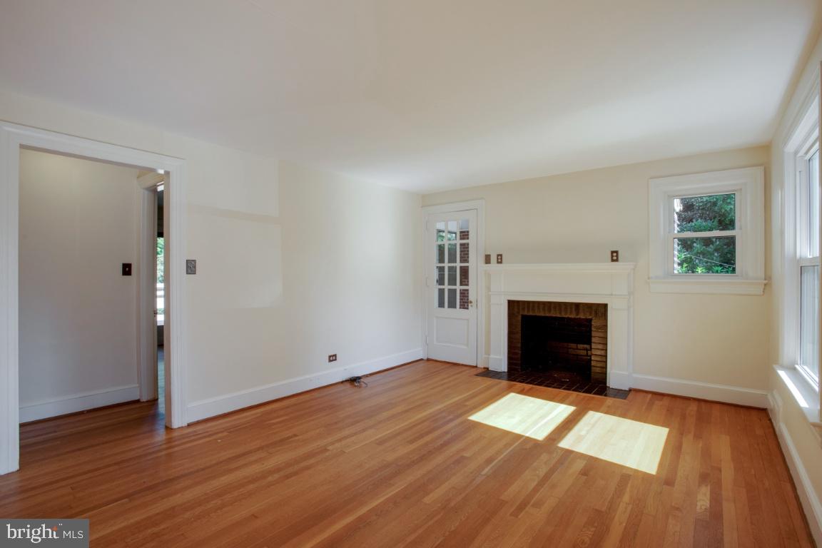 1136 South Blue Ridge Avenue Culpeper, VA 22701 - Photo 5 of 38 Family room