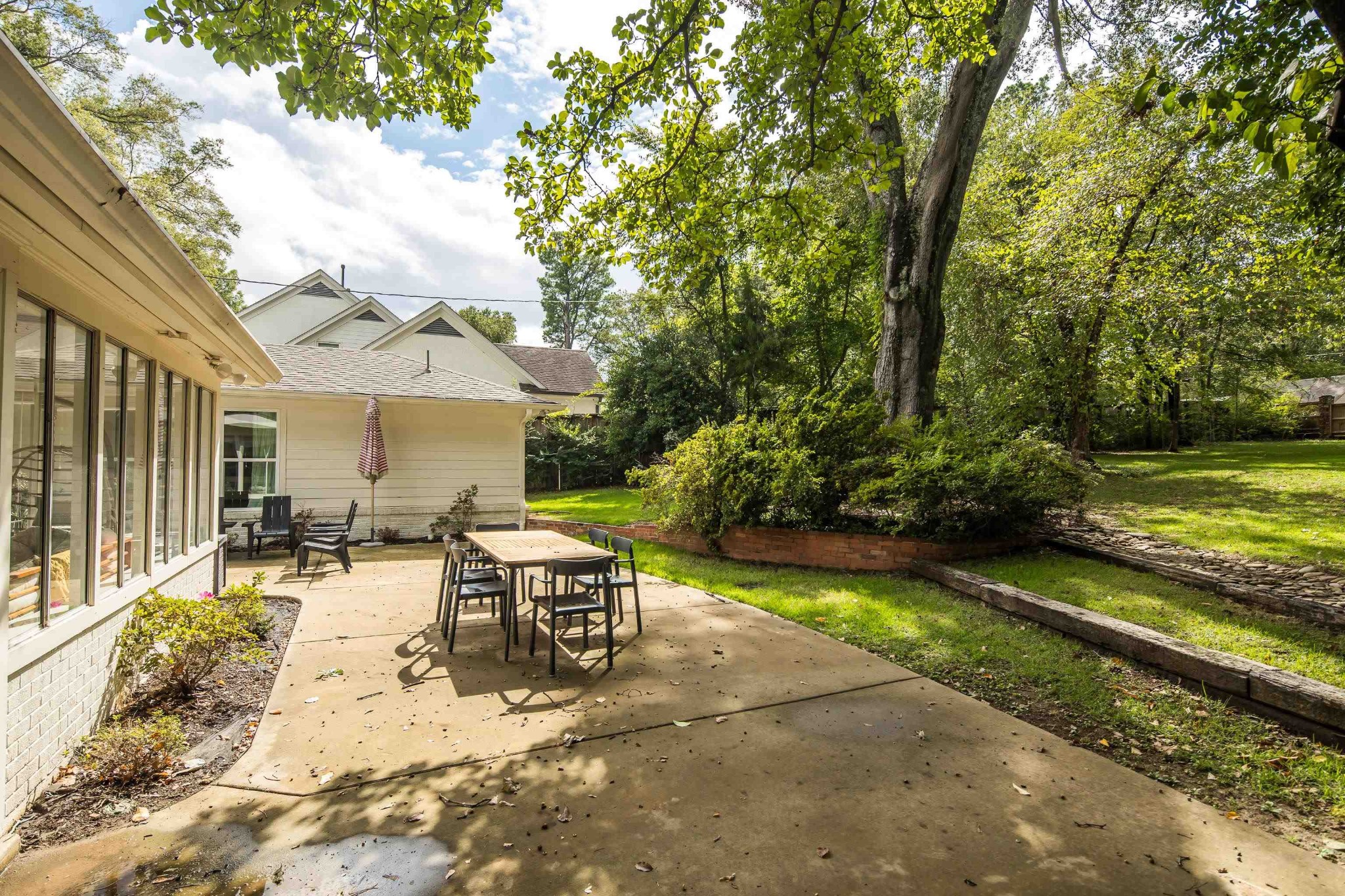 267 Barry Road Memphis, TN 38117 - Photo 33 of 40 a view of a patio with table and chairs under an umbrella