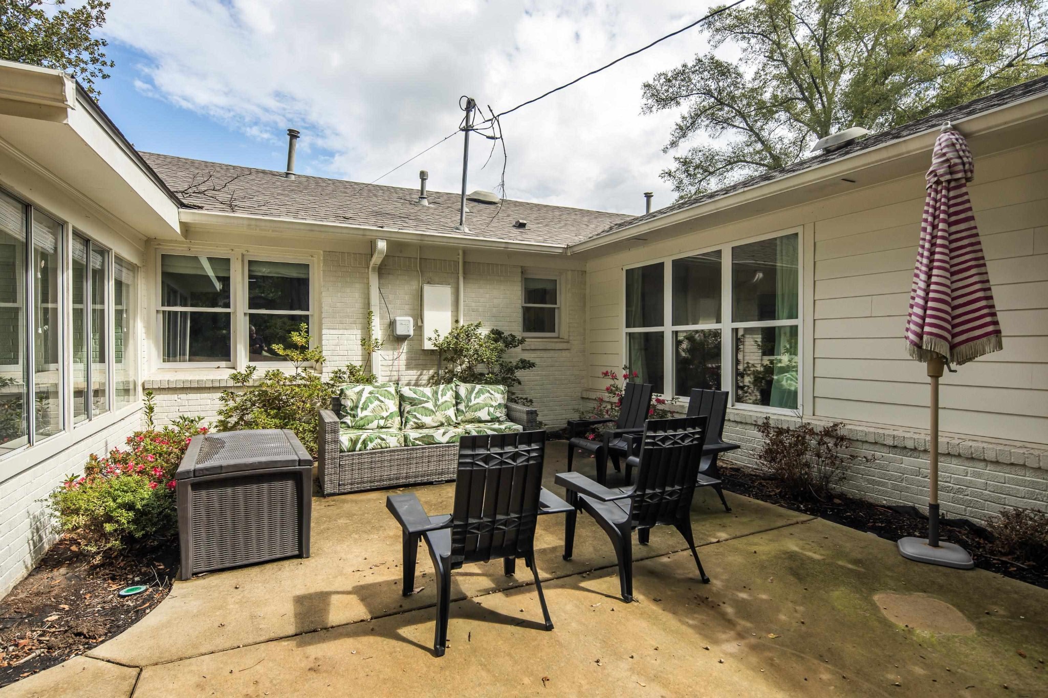 267 Barry Road Memphis, TN 38117 - Photo 36 of 40 a view of a patio with table and chairs and potted plants