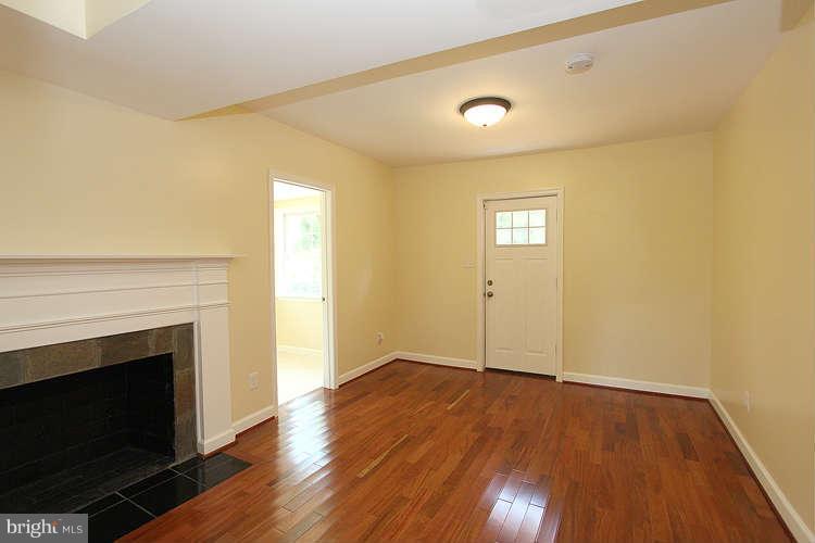 13600 Livingston Road Clinton, MD 20735 - Photo 6 of 30 Living Room