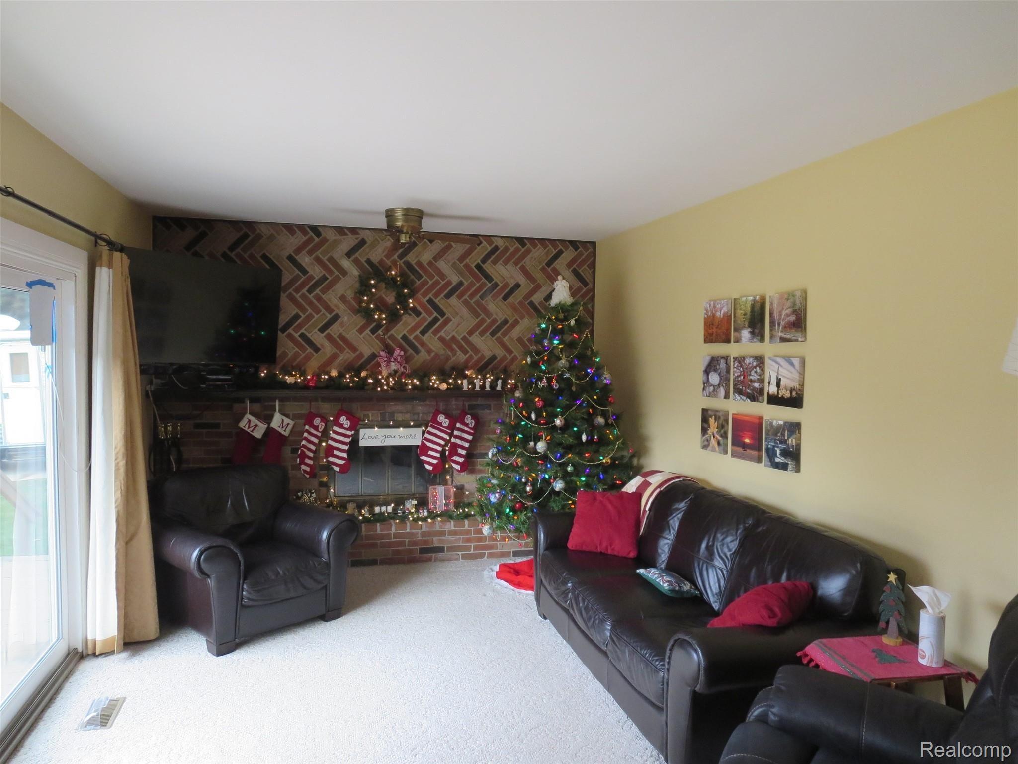 2901 Bullard Road Hartland, MI 48353 - Photo 9 of 26 Family room