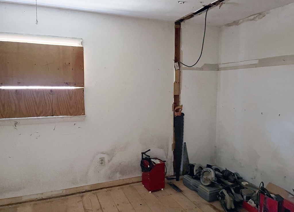 447 Plumtree Road Springfield, MA 01118 - Photo 8 of 10 a bathroom with a shower