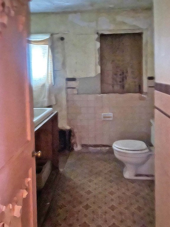 447 Plumtree Road Springfield, MA 01118 - Photo 9 of 10 a bathroom with a toilet