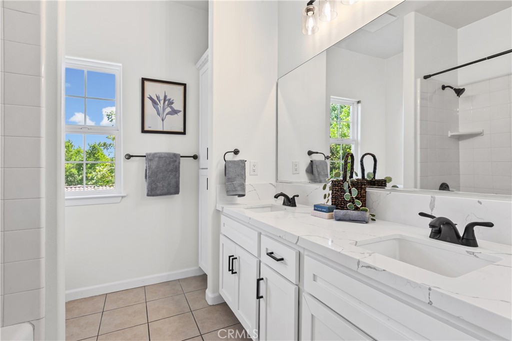 924 Riata Court Paso Robles, CA 93446 - Photo 24 of 46 Upstairs Guest Bathroom