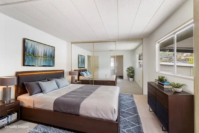 a view of a pathway with a white house