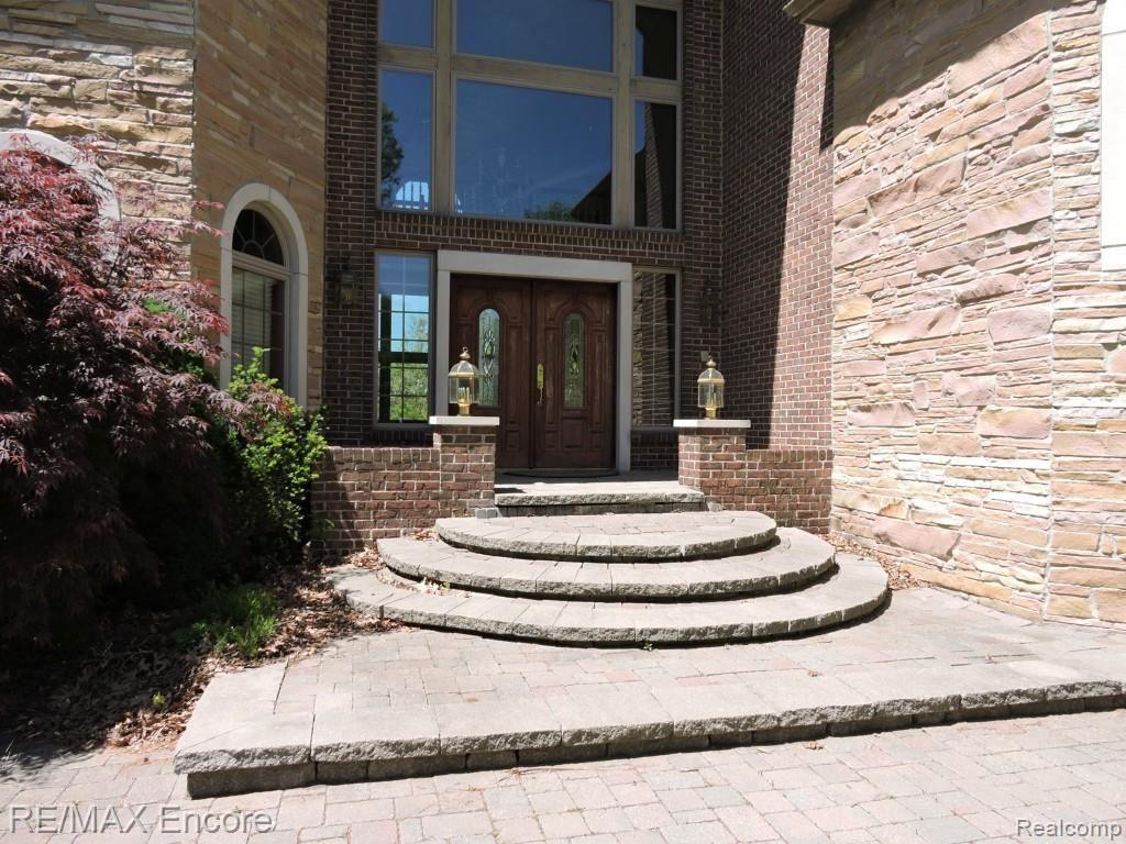 7674 Devins Ridge Clarkston, MI 48348 - Photo 4 of 42 front steps.jpg