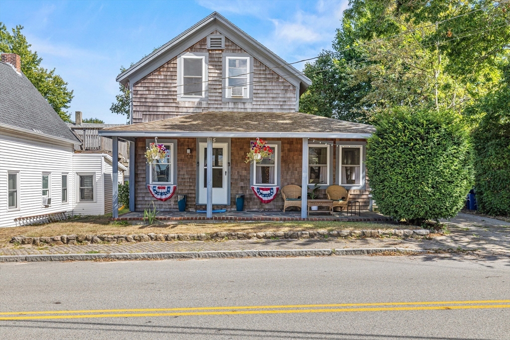 25 Union Avenue Wareham, MA 02558 - Photo 2 of 32 a front view of a house with garden