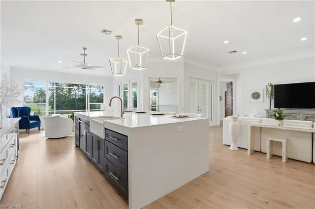 a large kitchen with kitchen island a large island in it