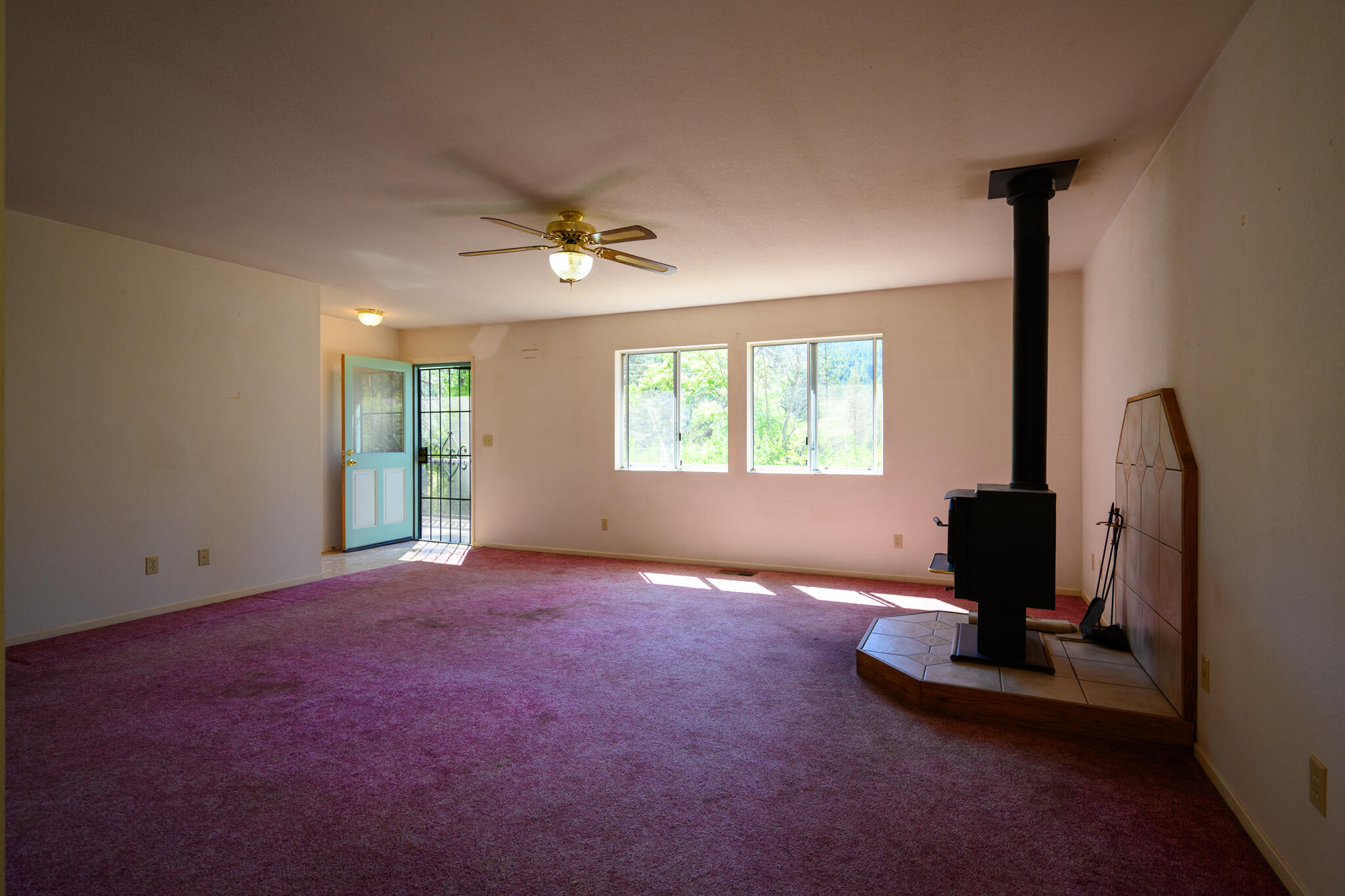 2307 Goose Ranch Road Lewiston, CA 96052 - Photo 4 of 37 a view of a livingroom with furniture and a flat screen tv