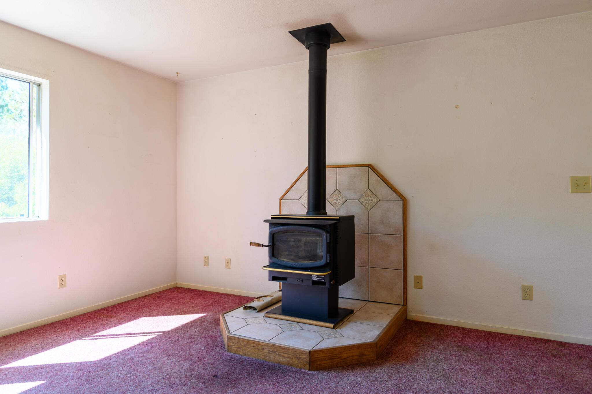 2307 Goose Ranch Road Lewiston, CA 96052 - Photo 6 of 37 a living room with a fireplace