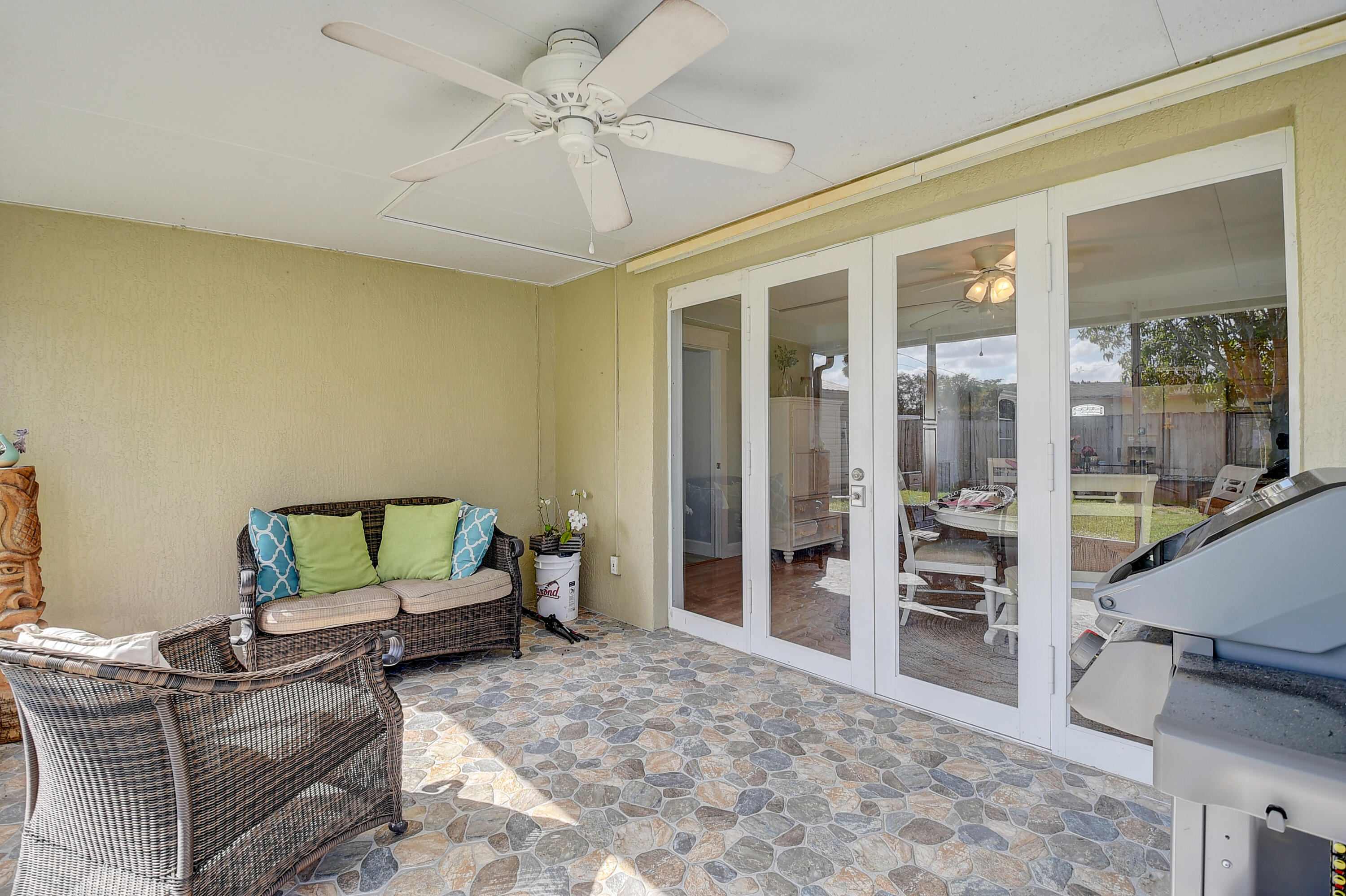 125 Riley Avenue Palm Springs, FL 33461 - Photo 17 of 24 a living room with furniture