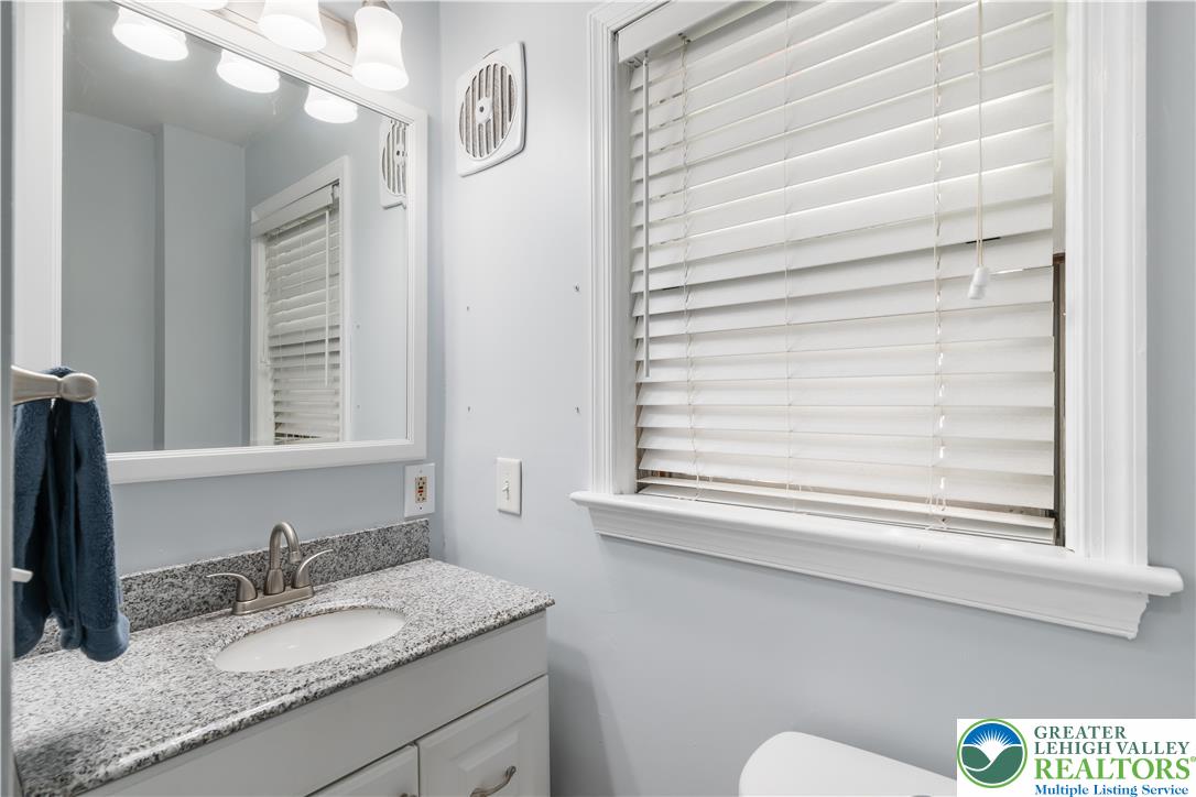 631 Ridge Street Bethlehem, PA 18015 - Photo 21 of 35 Upstairs full bath