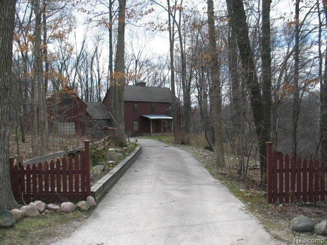 3941 Brighton Road Howell, MI 48843 - Photo 4 of 25 Driveway