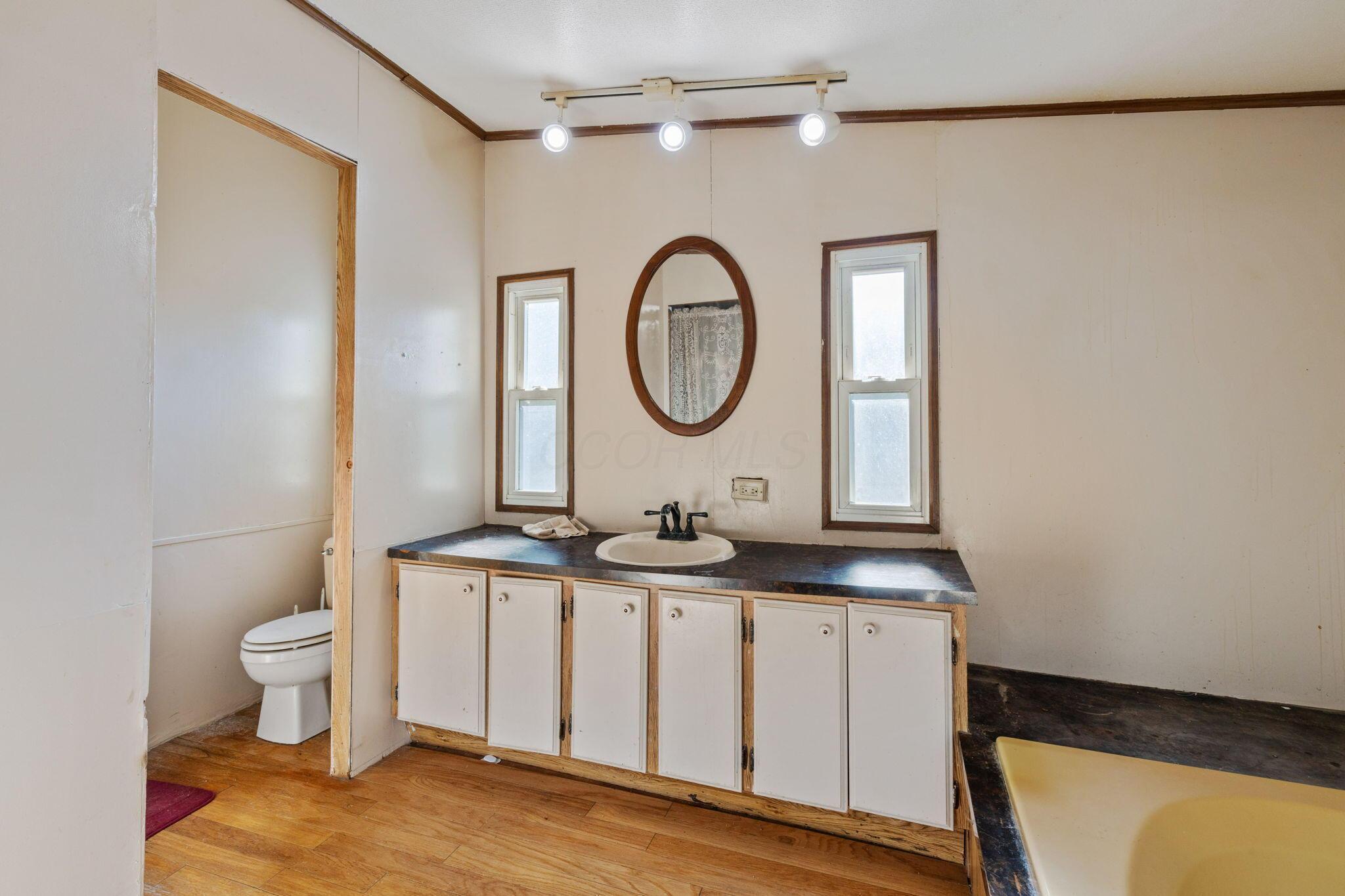 2140 Stemen Road Northwest Baltimore, OH 43105 - Photo 26 of 44 Owner Suite- Private Bath - 2140 Stemen Road NW, Baltimore, OH 43105