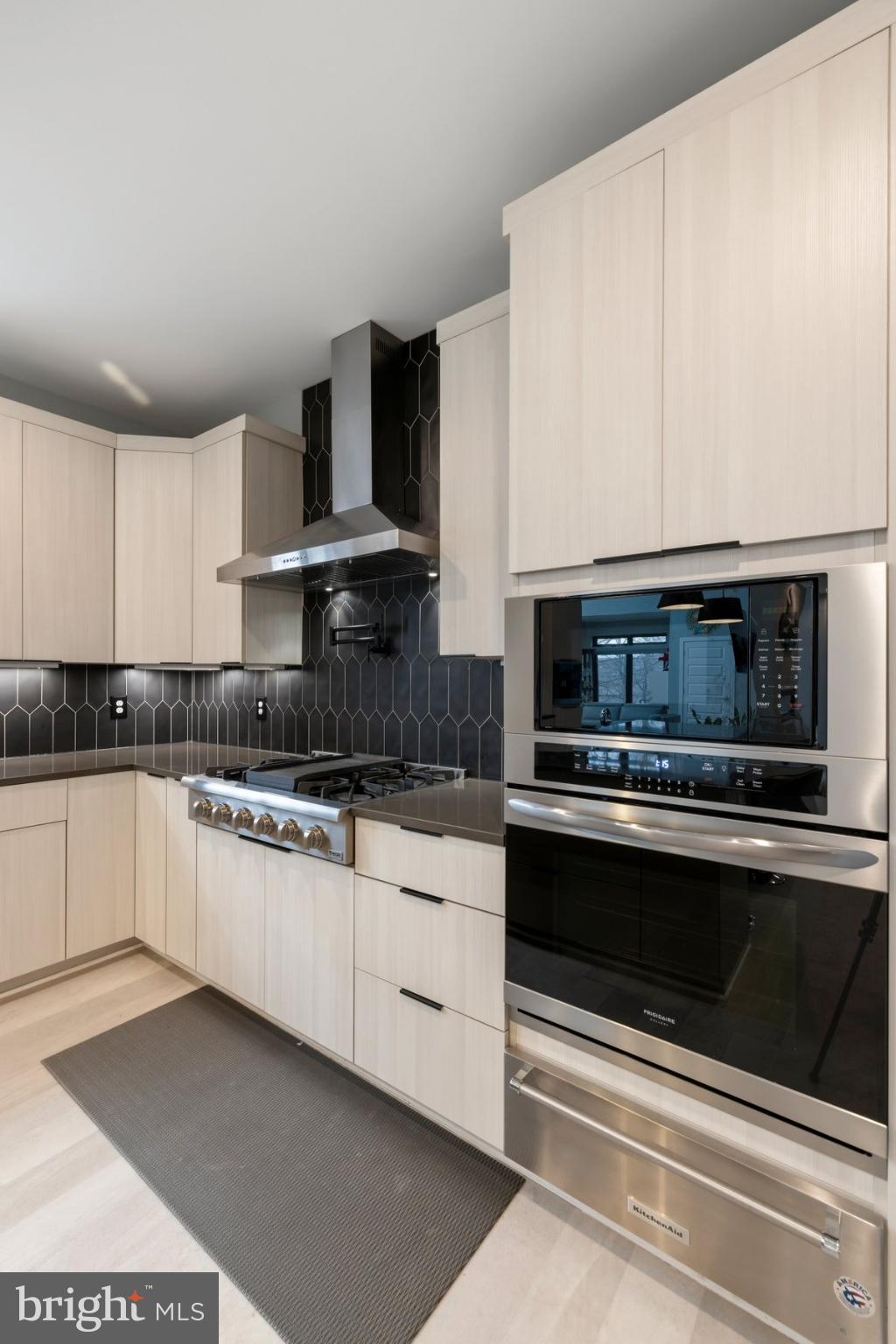 6713 Box Turtle Court New Market, MD 21774 - Photo 17 of 70 Stunning backsplash and 6 burner Thor gas range.
