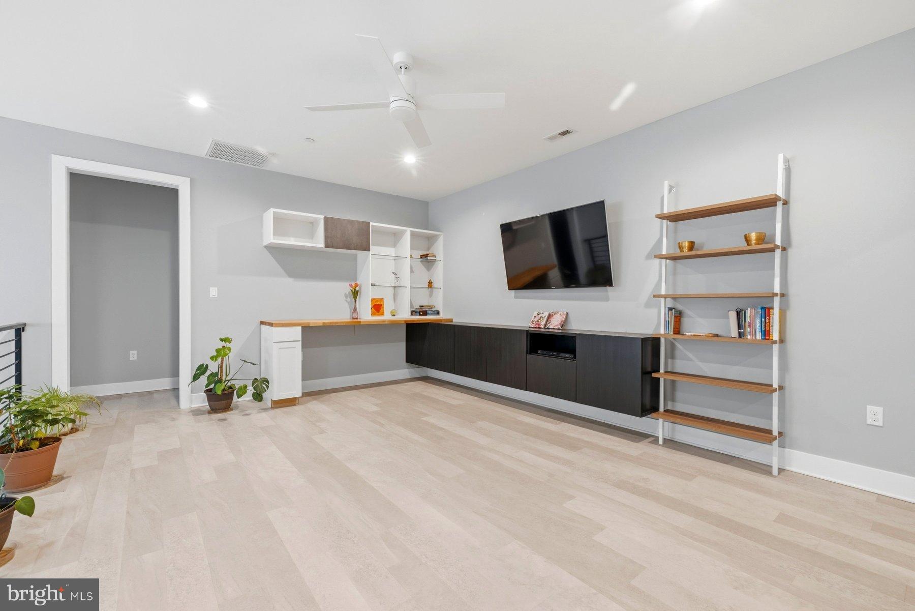 6713 Box Turtle Court New Market, MD 21774 - Photo 29 of 70 The perfect lounge area.