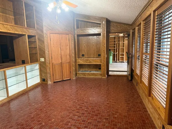a view of entryway front of a house