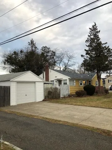 $4,000 | 4005 Worthmor Drive, Seaford, NY 11783