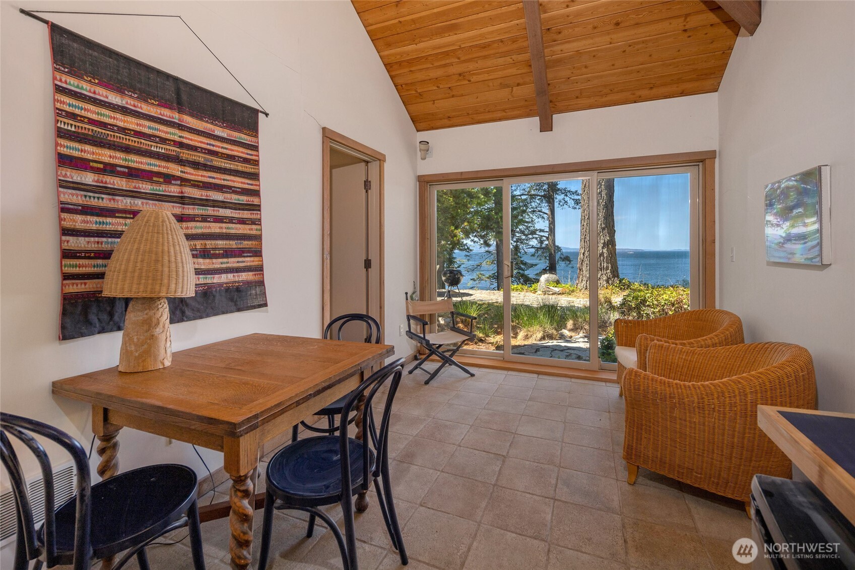 30 Smugglers Cove Road Friday Harbor, WA 98250 - Photo 33 of 39 a living room with furniture