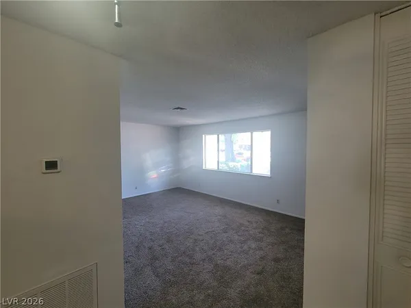 $1,250 | 629 East Pecos Way, Las Vegas, NV 89121