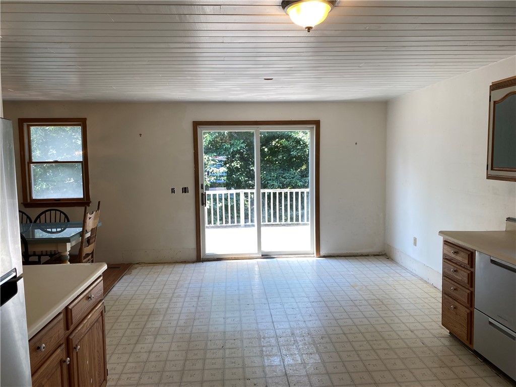 12 Sycamore Drive Westerly, RI 02891 - Photo 10 of 37