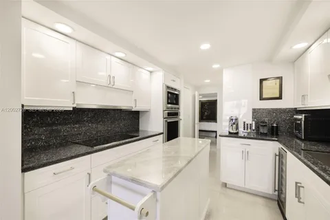 $2,900,000 | 2 Grove Isle Drive, Unit B1109, Coconut Grove, FL 33133