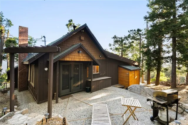 a view of house with backyard and trees