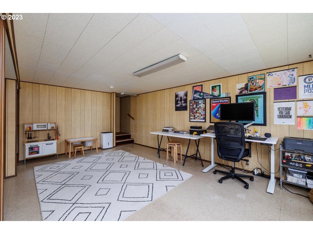 7519 Southwest 53rd Avenue Portland, OR 97219 - Photo 21 of 30 a workspace with furniture and a window