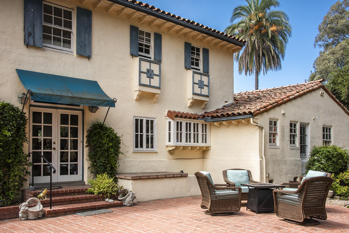 240 Oak Road Santa Barbara, CA 93108 - Photo 4 of 5 a backyard of a house with yard and outdoor seating