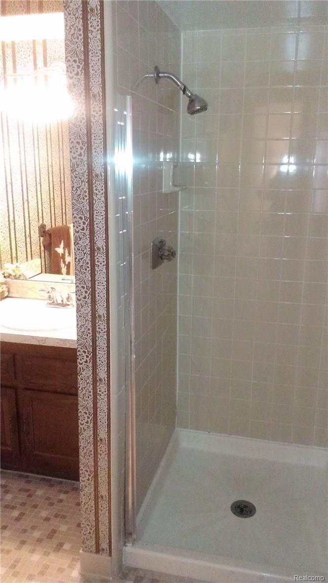 35800 Smithfield Road Farmington, MI 48335 - Photo 23 of 33 No shortcuts with full ceramic tile shower in Master Bath.