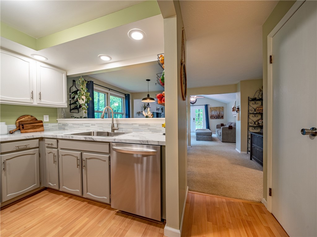 47 Westover Drive Webster, NY 14580 - Photo 4 of 29