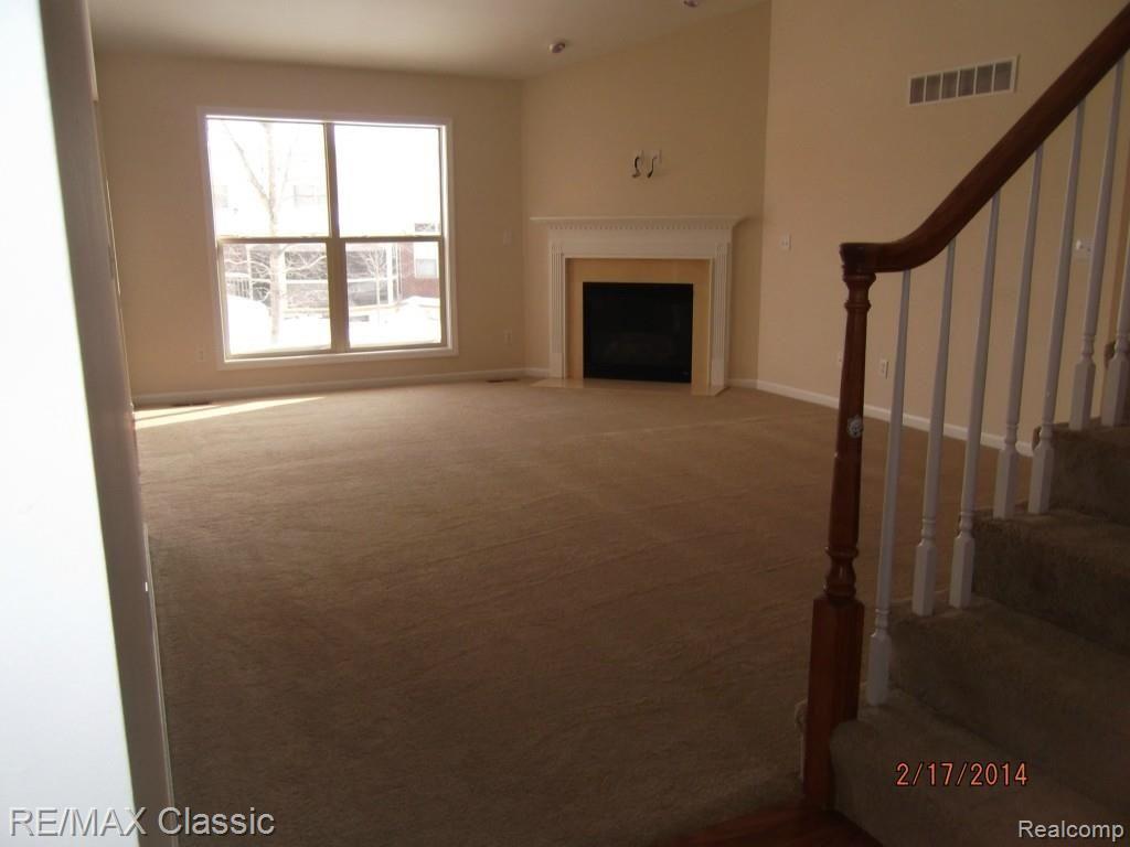41504 Thoreau Ridge Novi, MI 48377 - Photo 2 of 9 Thoreau living.jpg
