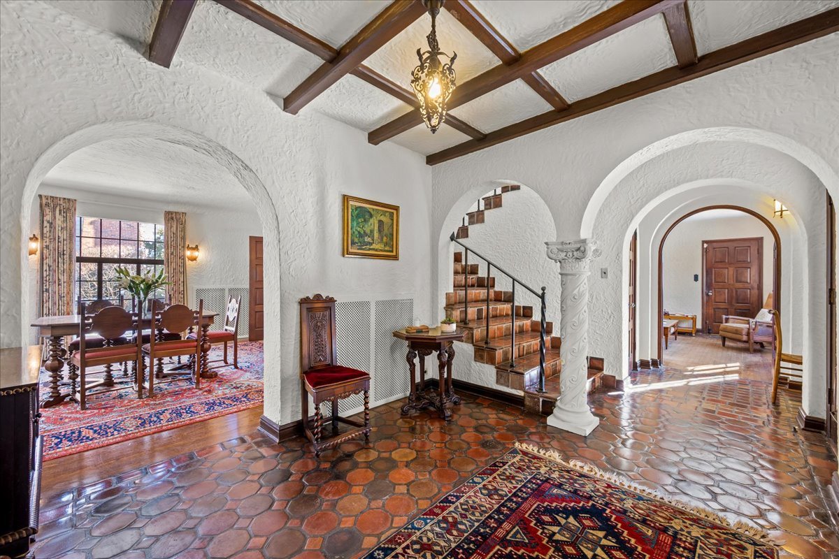 260 Oxford Road Kenilworth, IL 60043 - Photo 13 of 61 a living room with furniture