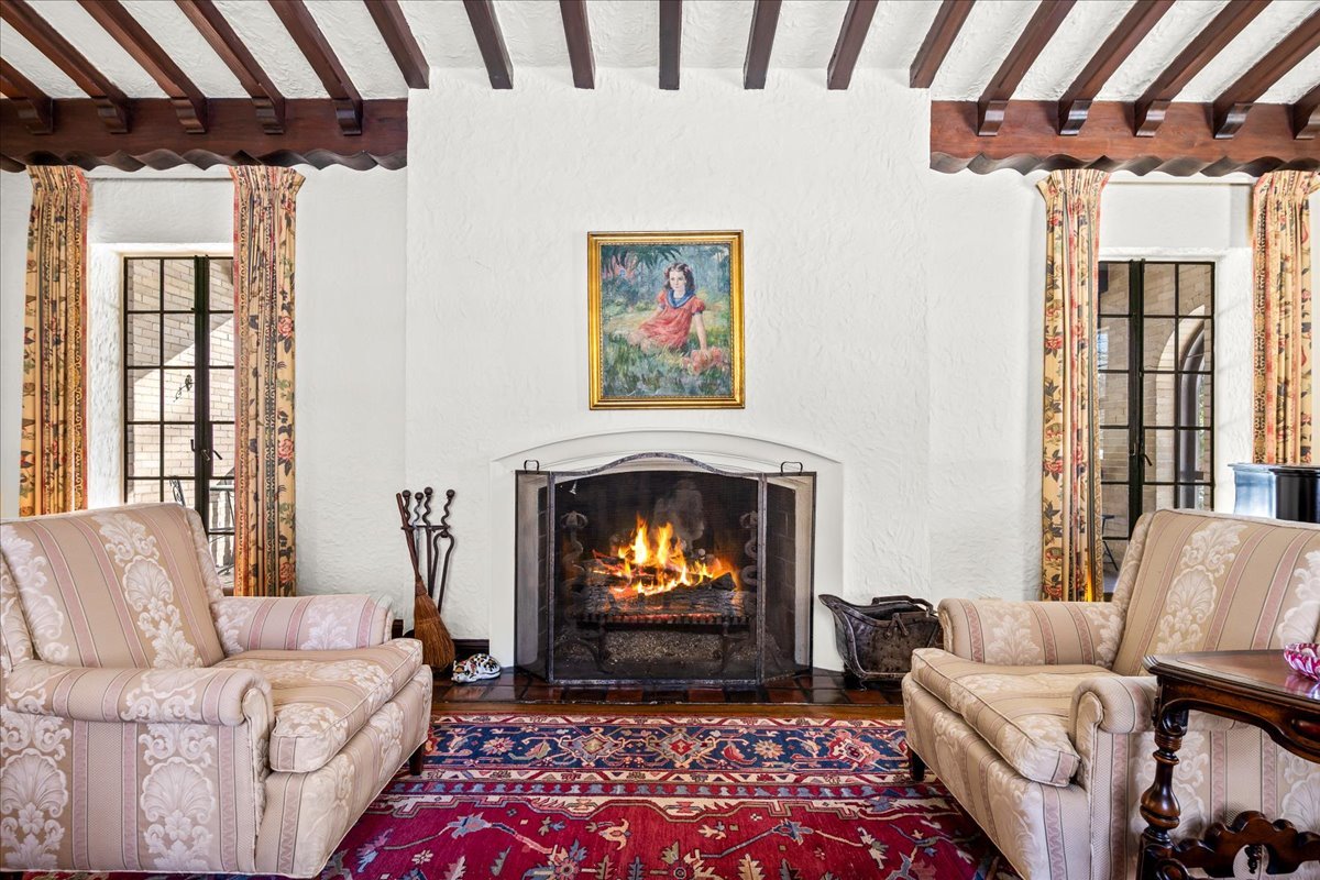260 Oxford Road Kenilworth, IL 60043 - Photo 20 of 61 a living room with furniture and a fireplace