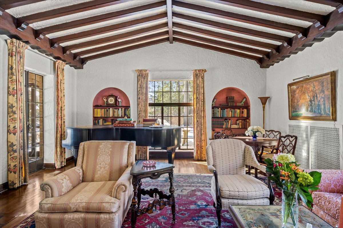 260 Oxford Road Kenilworth, IL 60043 - Photo 21 of 61 a living room with furniture a couch and a window