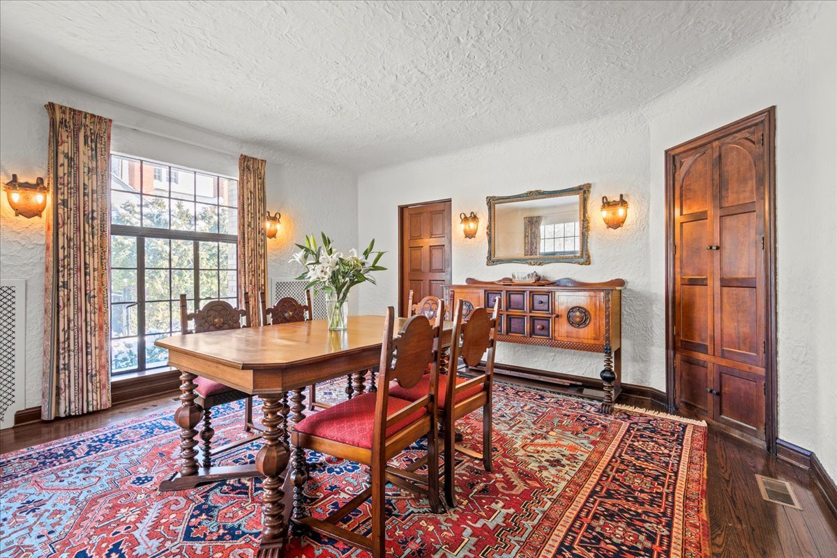 260 Oxford Road Kenilworth, IL 60043 - Photo 24 of 61 a view of a livingroom with furniture
