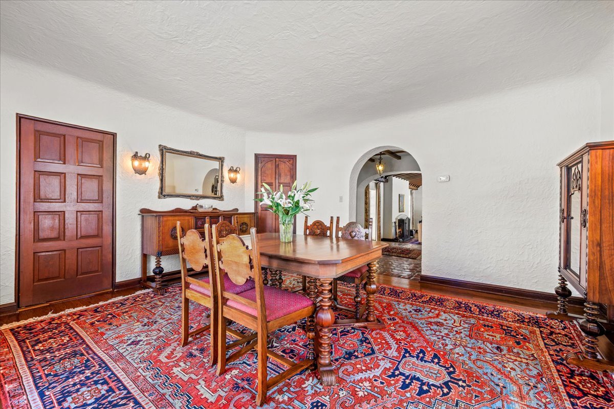 260 Oxford Road Kenilworth, IL 60043 - Photo 25 of 61 a view of a dining room with furniture