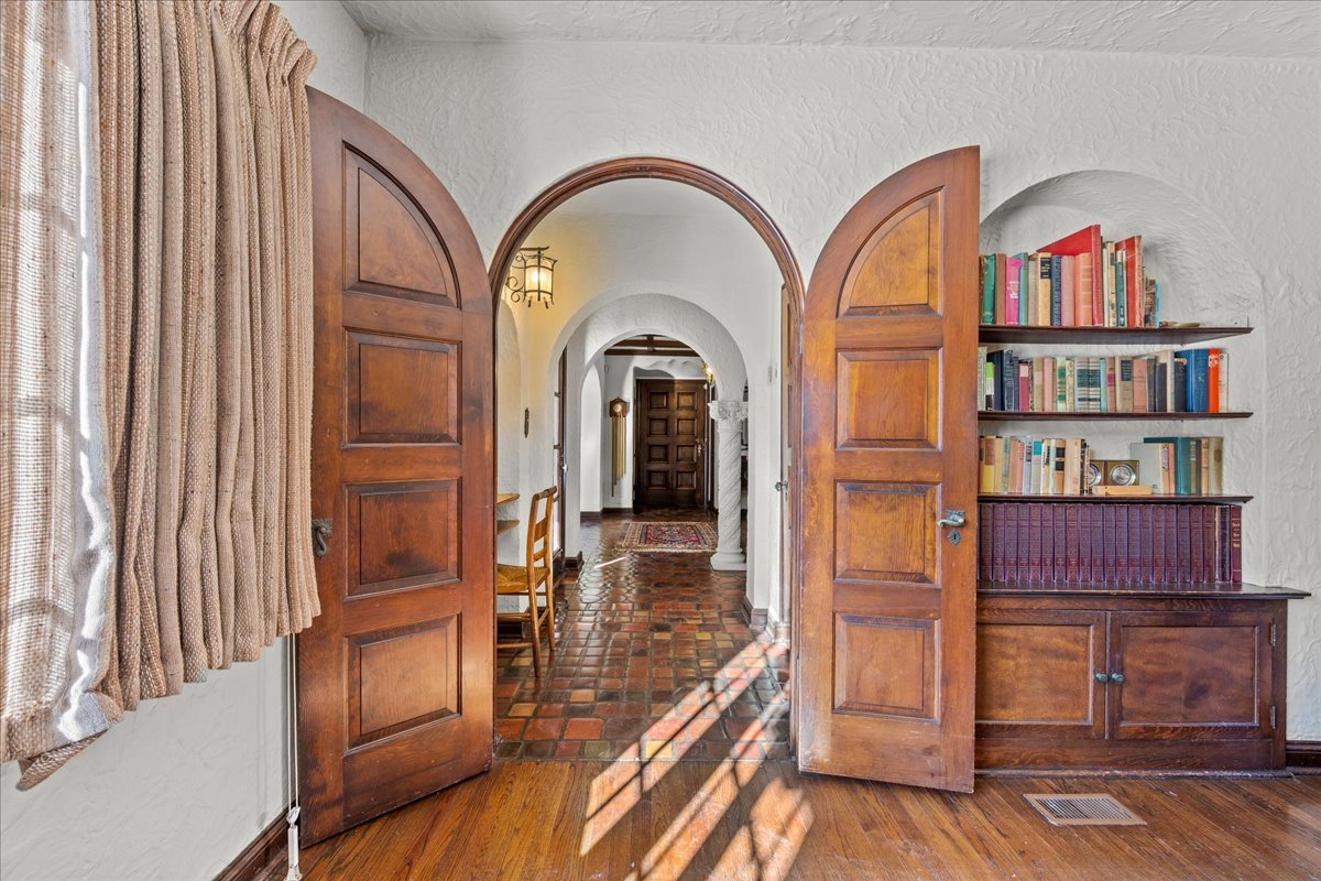 260 Oxford Road Kenilworth, IL 60043 - Photo 27 of 61 a view of living room with furniture and book shelf