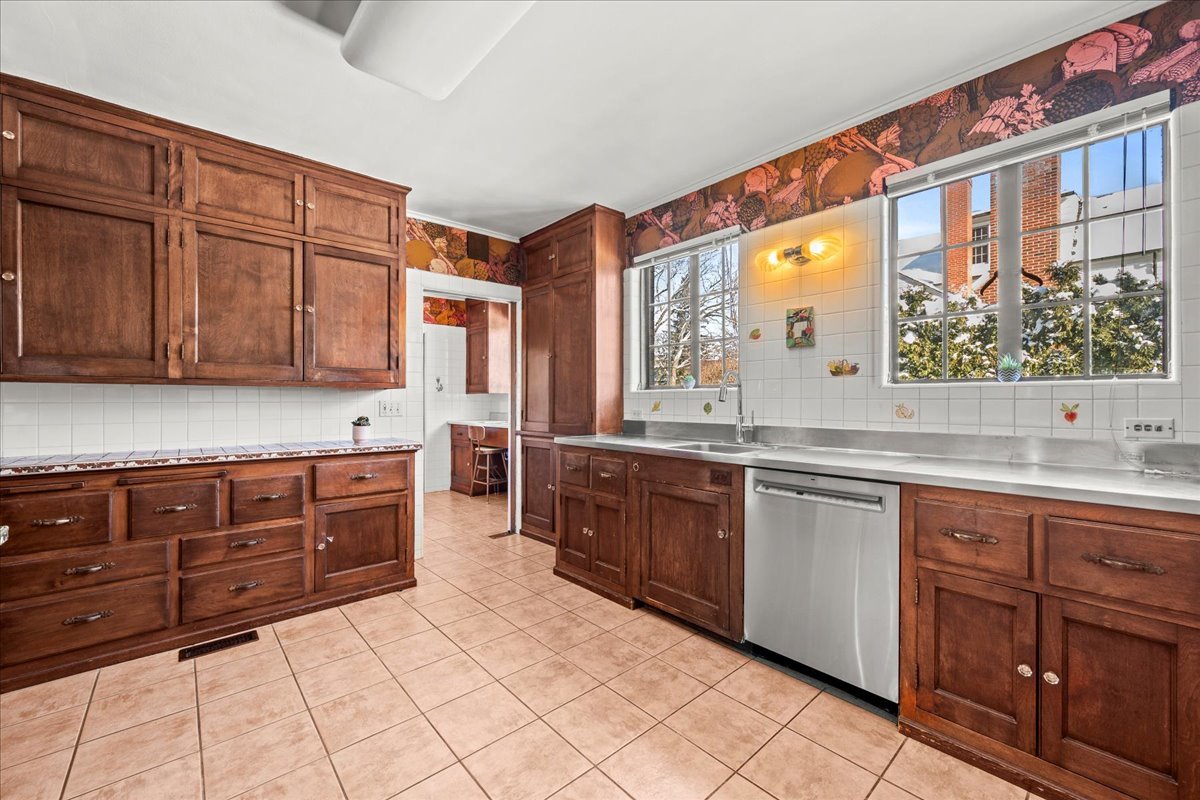 260 Oxford Road Kenilworth, IL 60043 - Photo 33 of 61 a large kitchen with stainless steel appliances granite countertop a sink and cabinets