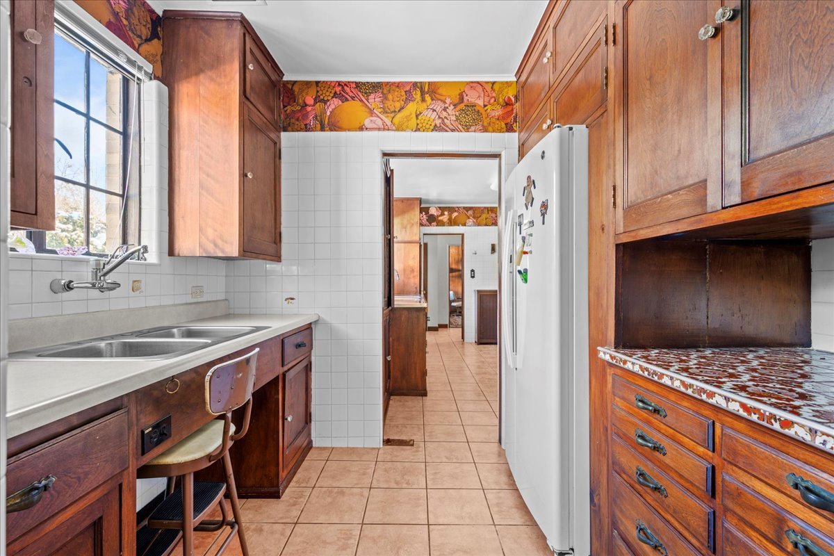260 Oxford Road Kenilworth, IL 60043 - Photo 34 of 61 a kitchen with stainless steel appliances a stove and a sink