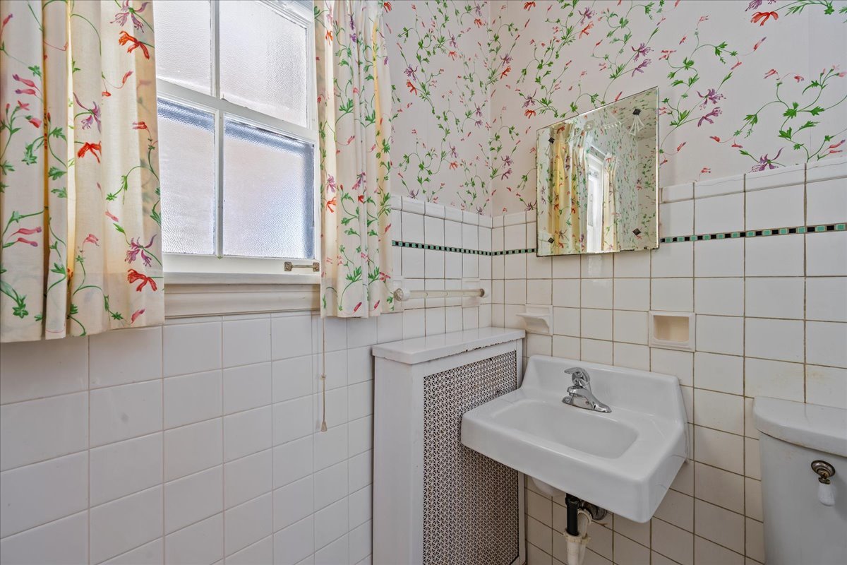 260 Oxford Road Kenilworth, IL 60043 - Photo 37 of 61 a bathroom with a sink and mirror with bathtub