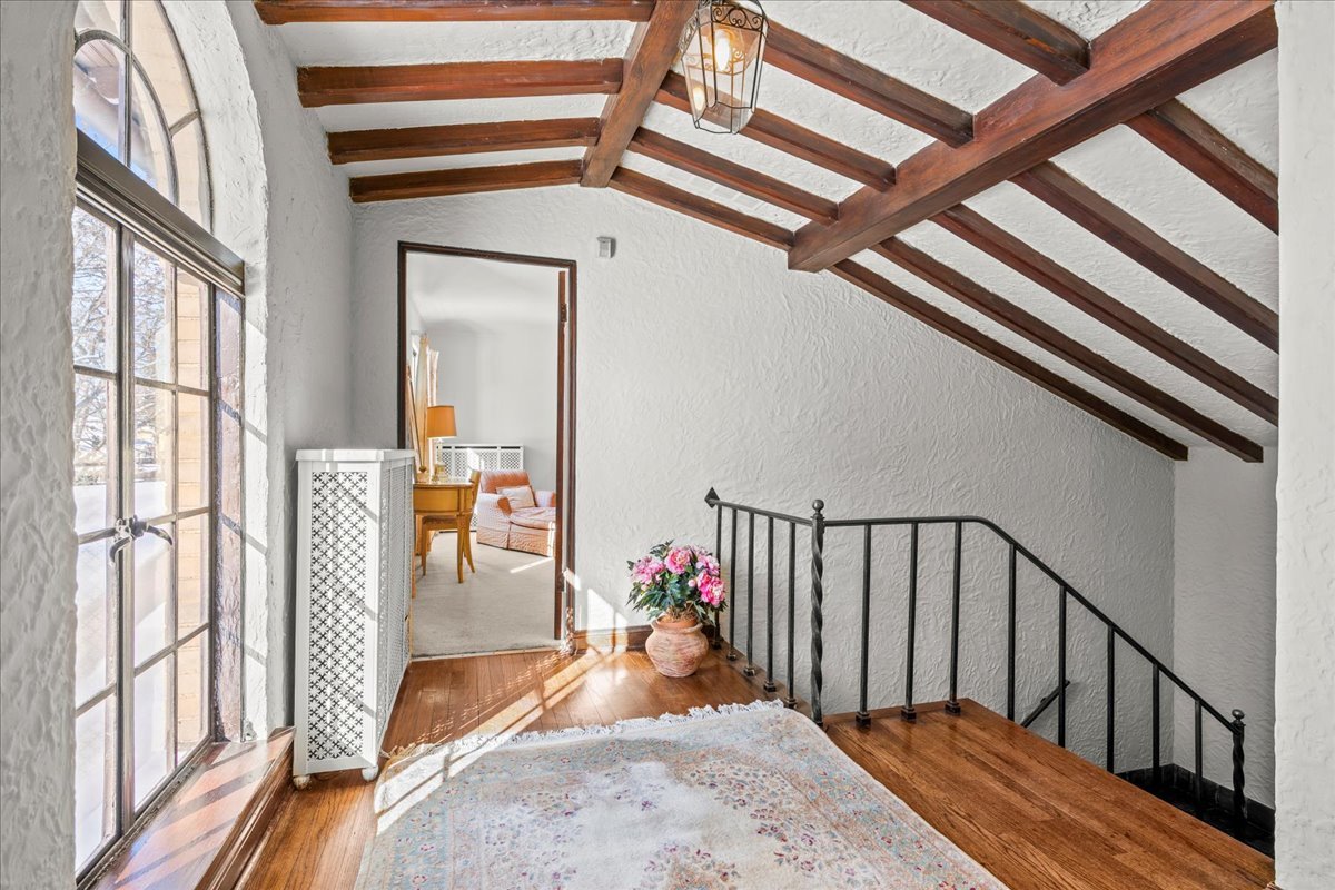 260 Oxford Road Kenilworth, IL 60043 - Photo 38 of 61 a view of a interior of the house