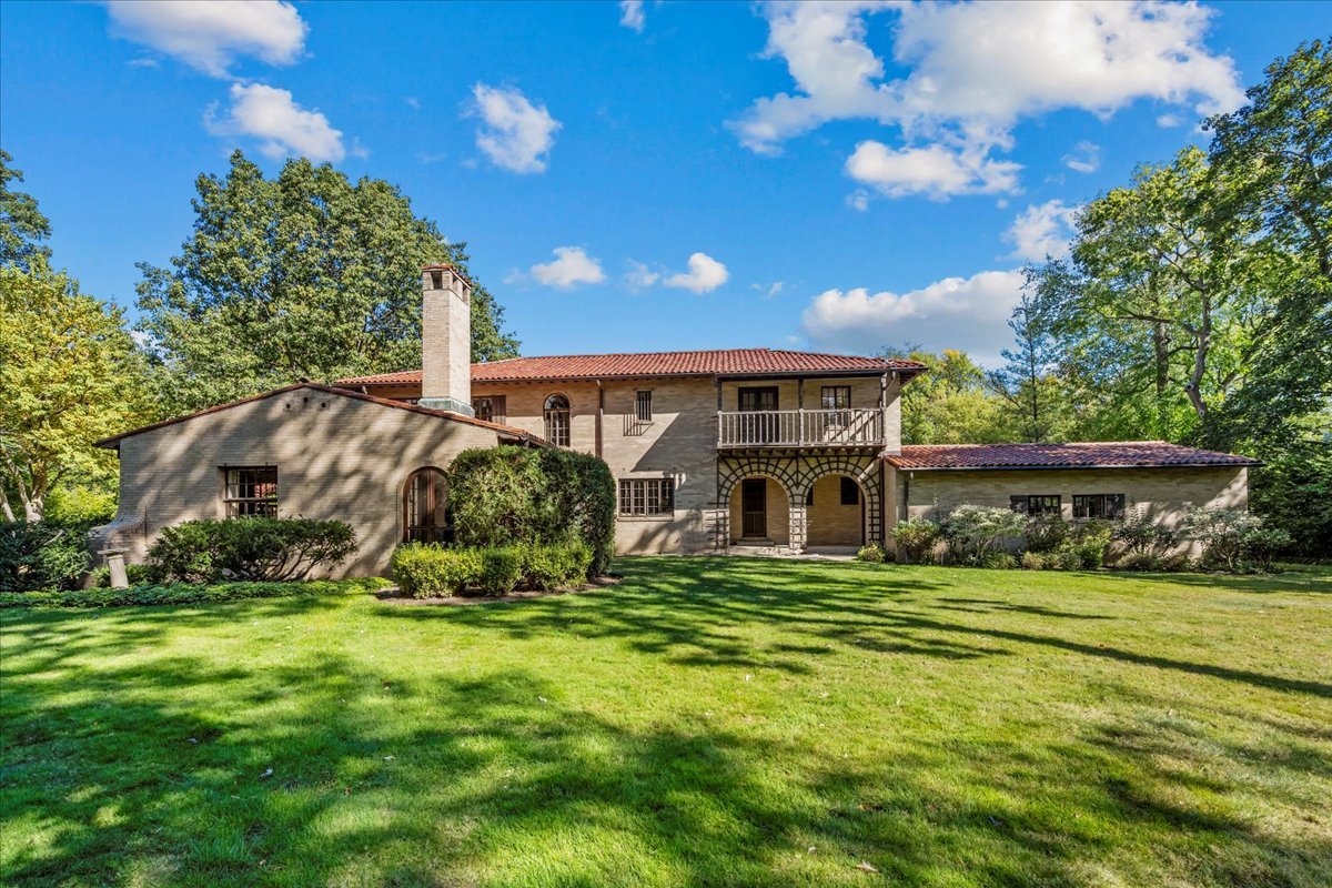 260 Oxford Road Kenilworth, IL 60043 - Photo 4 of 61 a view of a house with a big yard