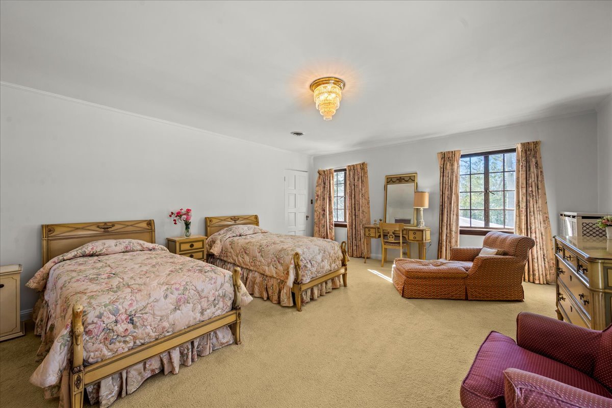 260 Oxford Road Kenilworth, IL 60043 - Photo 41 of 61 a bedroom with two beds and a couch