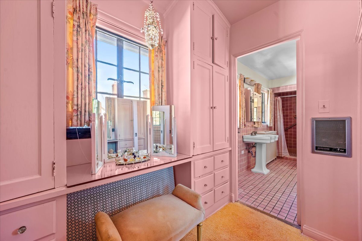 260 Oxford Road Kenilworth, IL 60043 - Photo 42 of 61 a bathroom with a sink a mirror and a bathtub