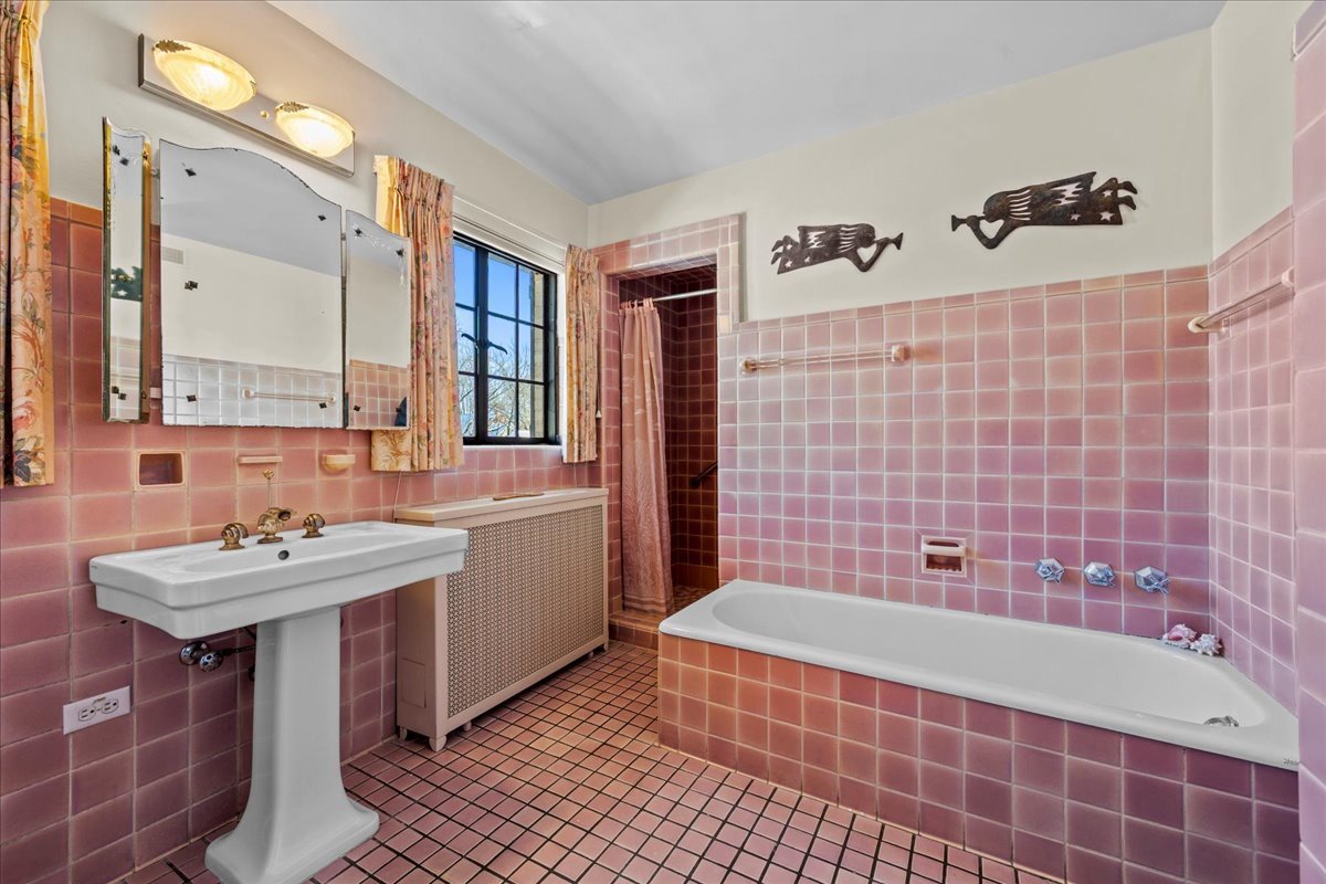 260 Oxford Road Kenilworth, IL 60043 - Photo 43 of 61 a bathroom with a sink a mirror and a bathtub