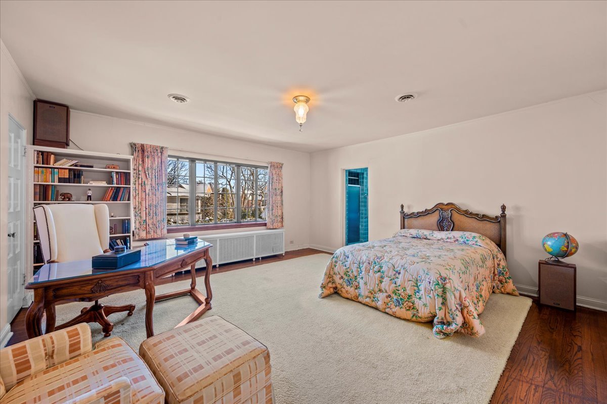 260 Oxford Road Kenilworth, IL 60043 - Photo 45 of 61 a bedroom with a bed and a large window