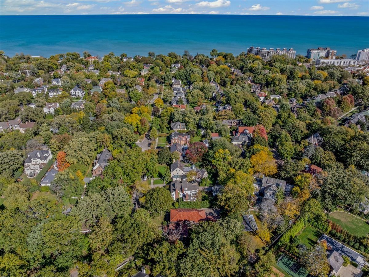 260 Oxford Road Kenilworth, IL 60043 - Photo 5 of 61 a view of a yard with an outdoor space